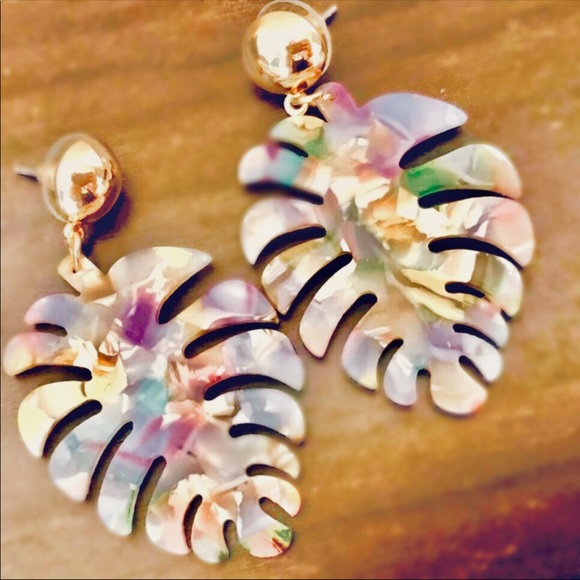 💚🏝NEW Palm Leaf Acrylic Earrings🏝💚 - Picture 7 of 7